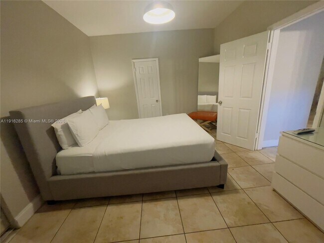 Building Photo - 8100 Harding Ave