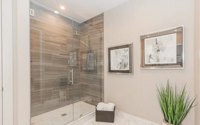 Building Photo - 1 bedroom condo, located steps from all of...