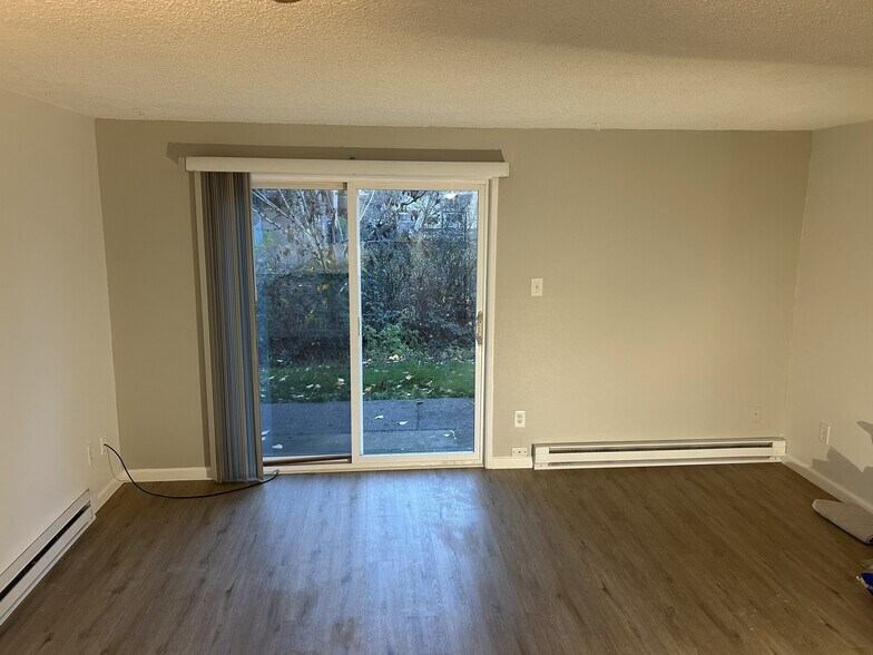 Living room, with sliding door to patio - 6470 SW 192nd Ave