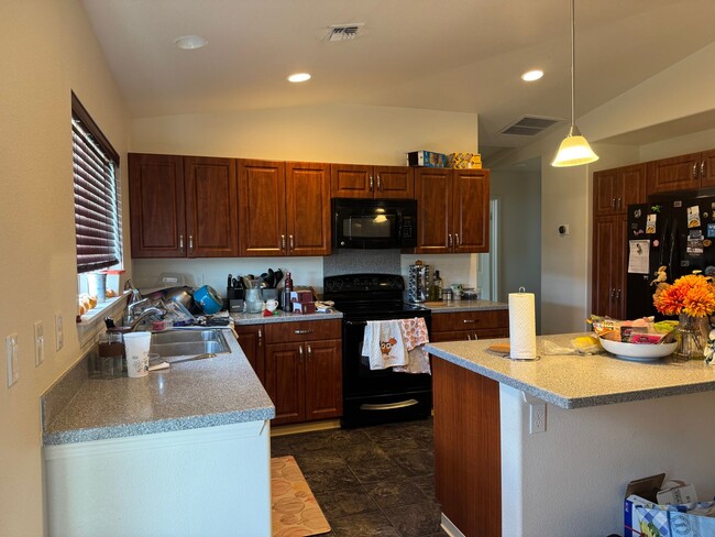 Building Photo - Beautiful 3-Bedroom & 3-Bathroom (Kapolei,...