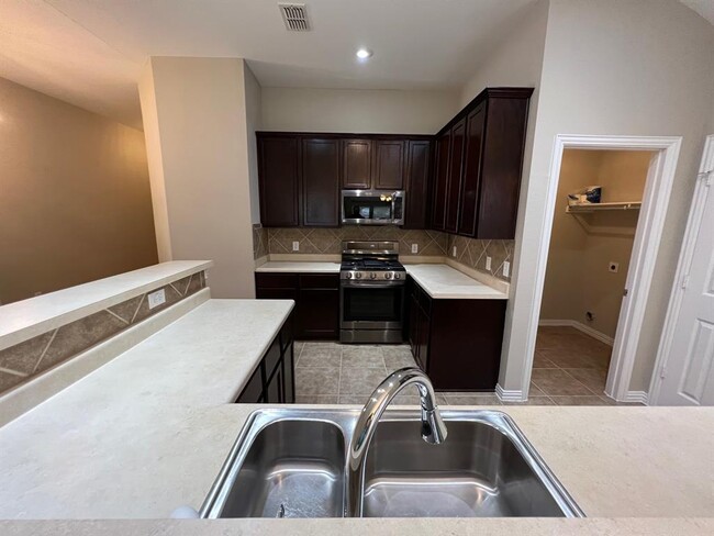 Building Photo - 922 Fulbourne Dr