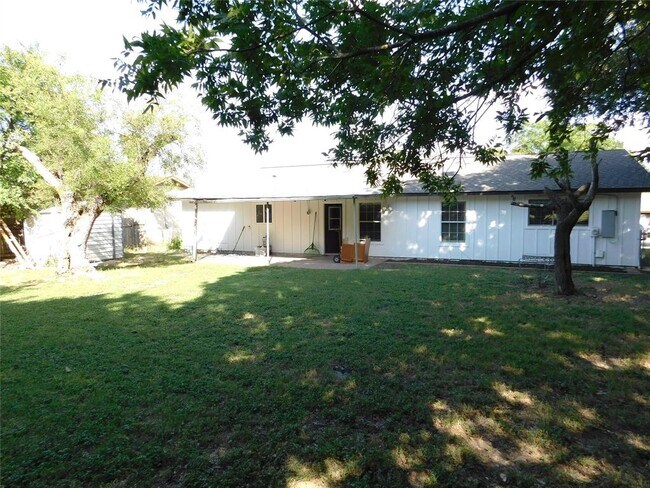 Building Photo - 10100 Woodglen Dr