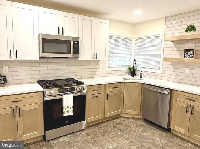 Building Photo - 115 Gloucester Ave