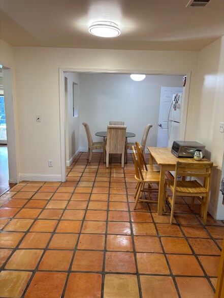 Building Photo - 520 Linford Pl