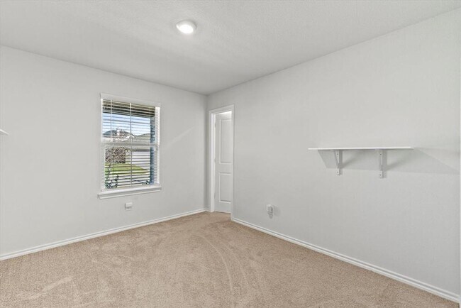 Building Photo - Move-In Ready 3BR/2BA Home with Garage & Private Fenced Yard!