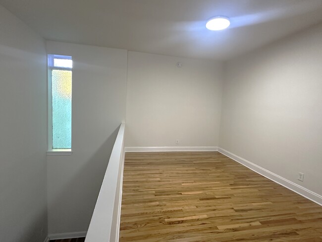 Lofted Bedroom - 935 Lombard St