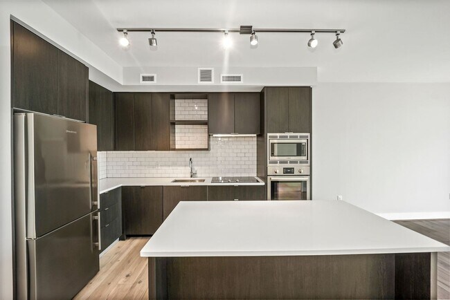 Building Photo - One Month Free For A Lease Start by 8/3! 6...