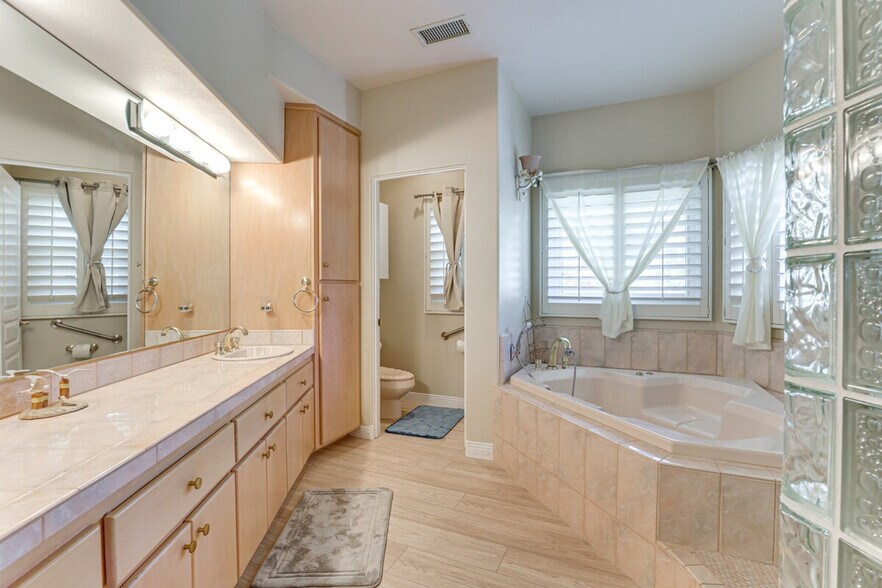 Building Photo - 1831 Samoa Way