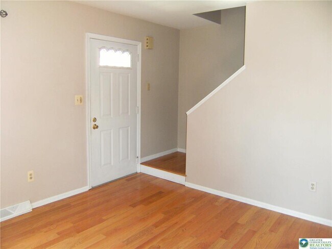 Building Photo - 174 Springhouse Rd