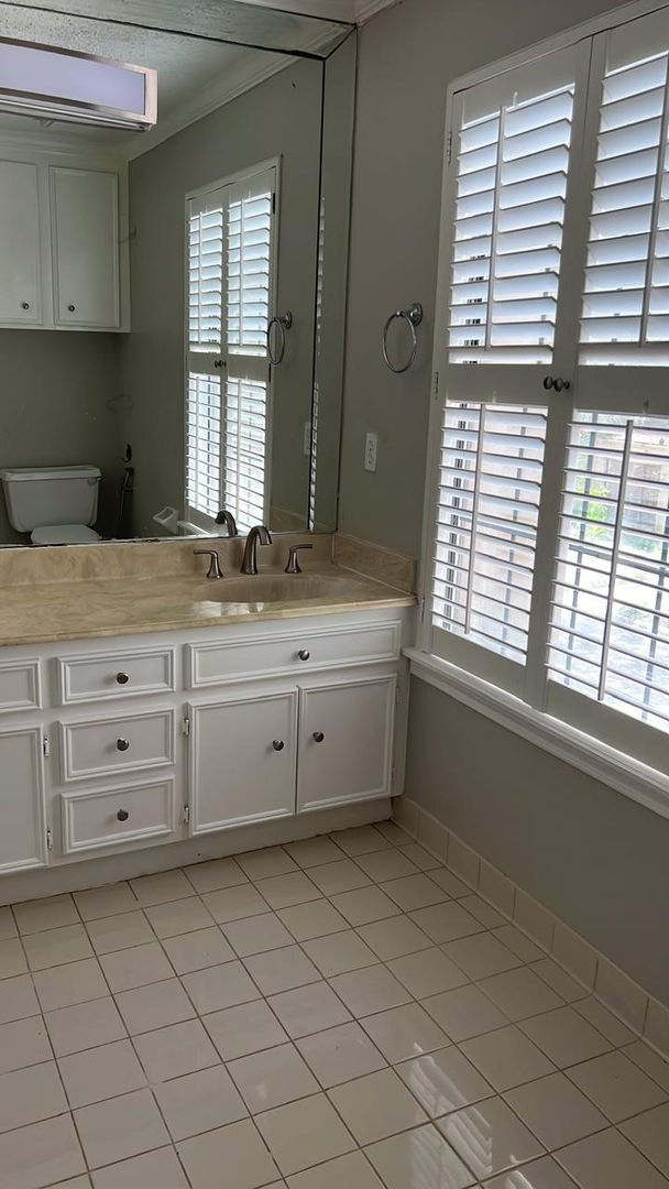 Building Photo - Beautifully updated town home