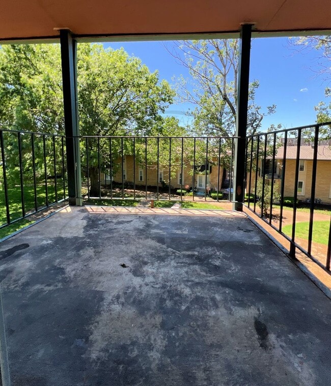Building Photo - Bright and Airy Second-Floor Apartment with Upgrades and Pet Friendly!