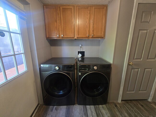 Building Photo - 235 Alview Dr