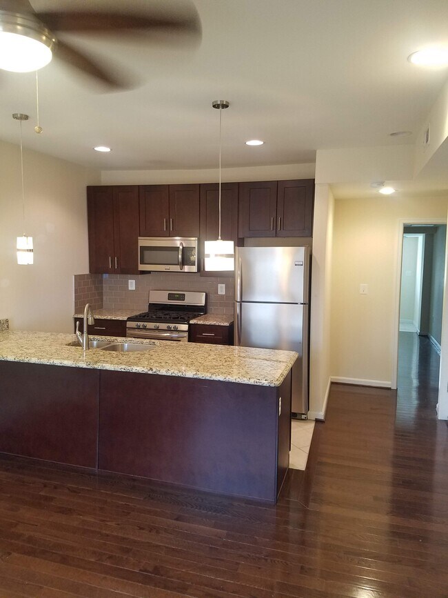 Building Photo - 1107 Penn St NE