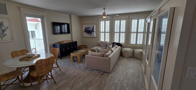 Building Photo - Recently remodeled condo near Baytown Wharf.