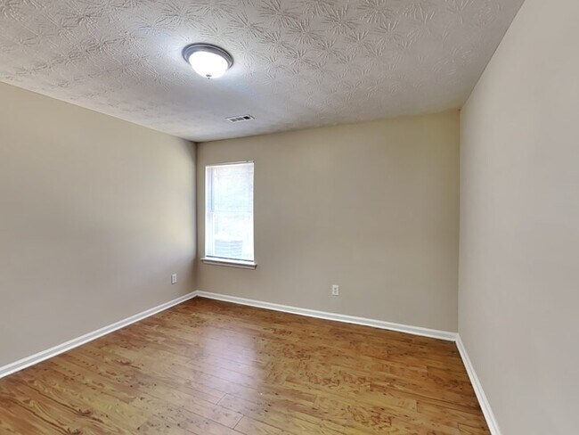 Building Photo - One Month Free! Nice 3 Bedroom Home locate...