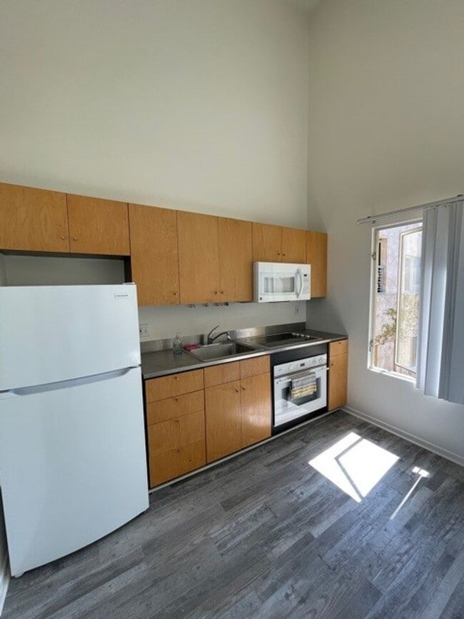 Building Photo - Urban 1 bedroom 1 bath townhome in Little Italy!