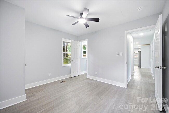 Building Photo - 553 Derrydowne Dr