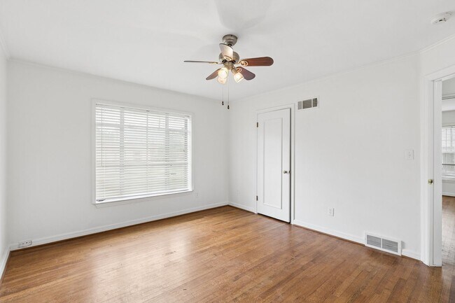 Building Photo - 1108 Larchmont Ln