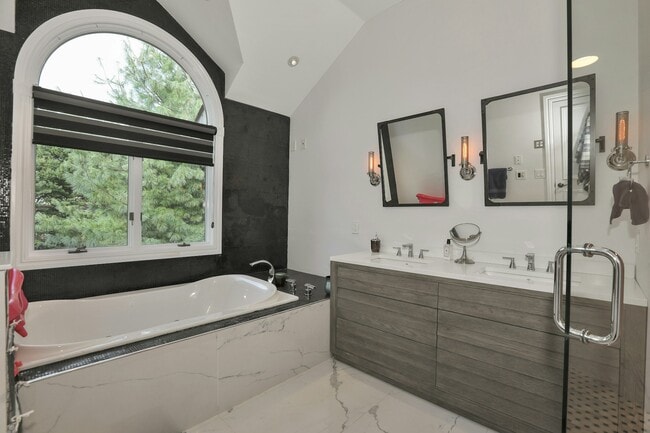 Building Photo - 357 Tom Hunter Rd