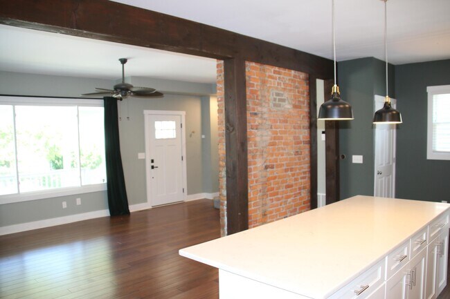 Building Photo - 723 Siebert St