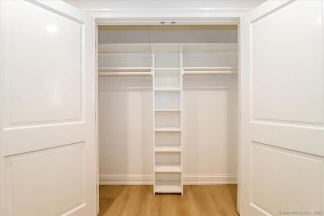 Building Photo - 929 Heritage Vlg