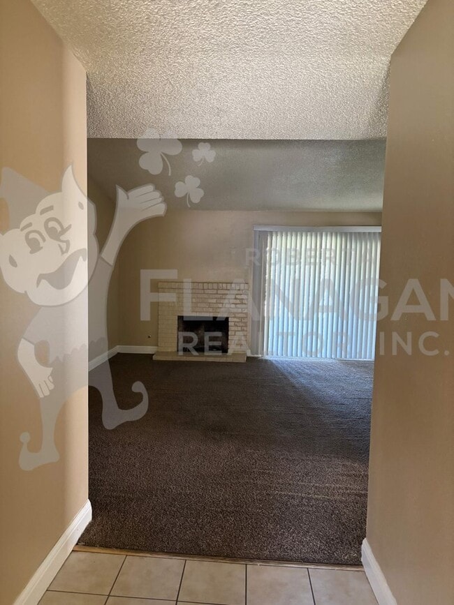 Building Photo - 3 Bedroom/ 2 Bathroom home