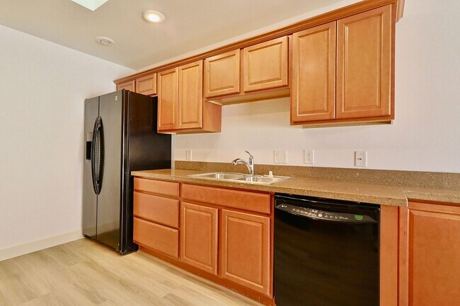 Building Photo - 3181 Pinehurst Dr
