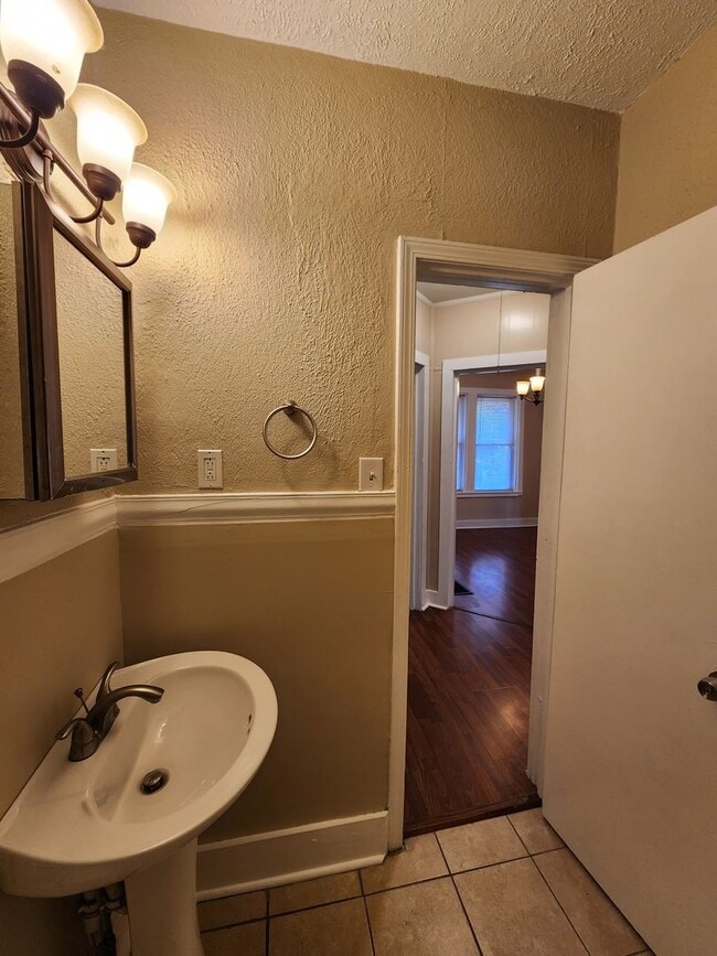 Building Photo - 3 Bedrooms, 1.5 Bath Brick Bungalow with Basement & Large Yard.  Close to UofL.