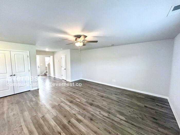Building Photo - 3231 Quintana Dr