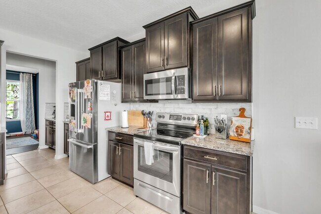Building Photo - Spacious 5-Bedroom Home with Resort-Style ...