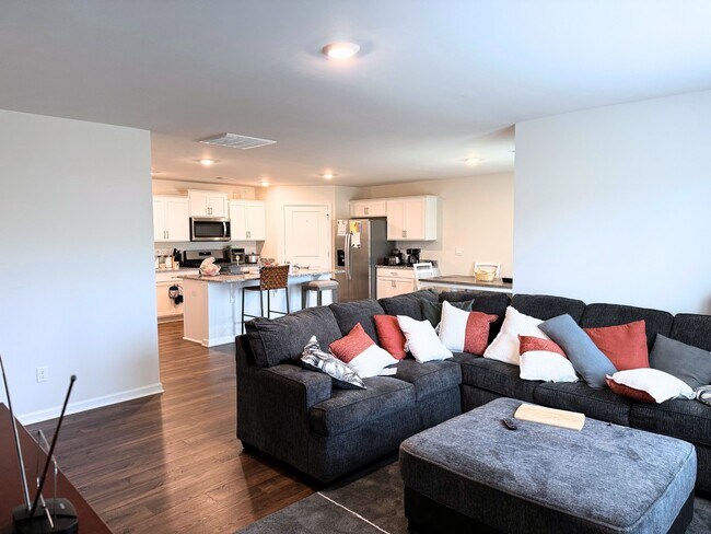 Building Photo - 605 Palmerston Dr