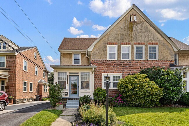 Building Photo - 2128 Gilles St