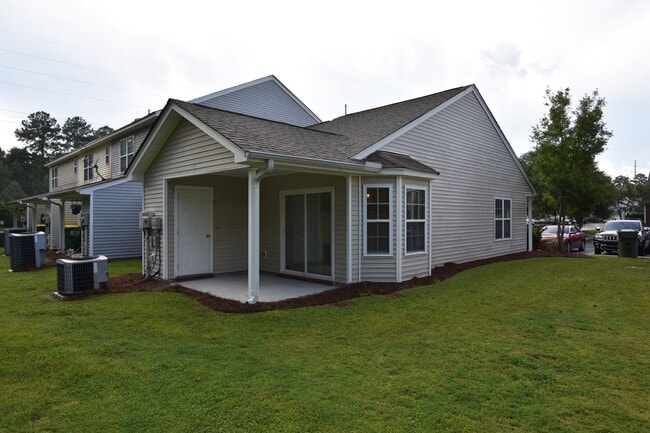 Building Photo - Fantastic 2 bedroom 2 bath end unit townhome