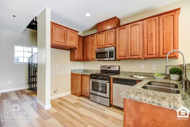 Building Photo - 3BR/2.5BA Townhome Close to the Sonoma Plaza!