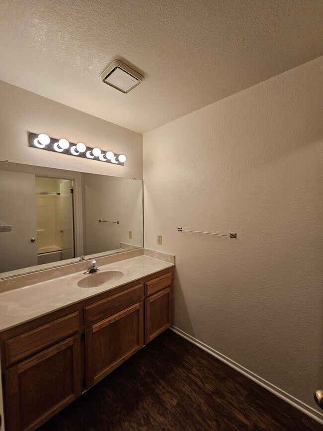 Building Photo - 2356-2356 Bushnell St