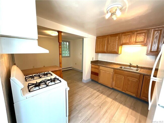 Building Photo - 371 Church St