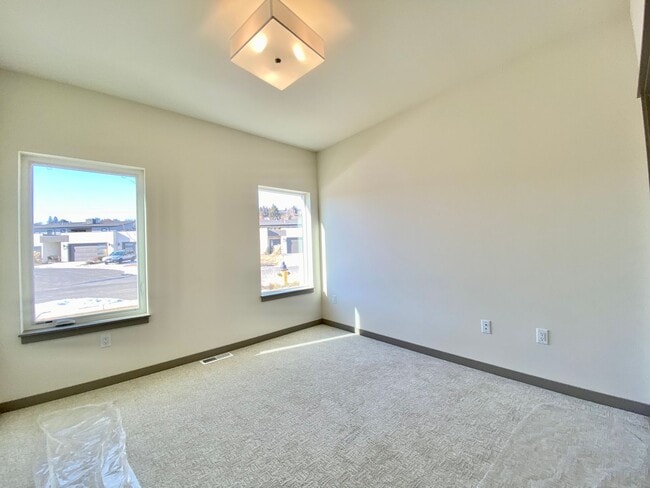 Building Photo - Brand New Luxury Home in Gated Community - Furnished Option Available