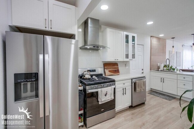 Building Photo - Beautifully Remodeled 4Bdm 2Ba Home with Detached Room/Gym Home in Talmadge Neighborhood.