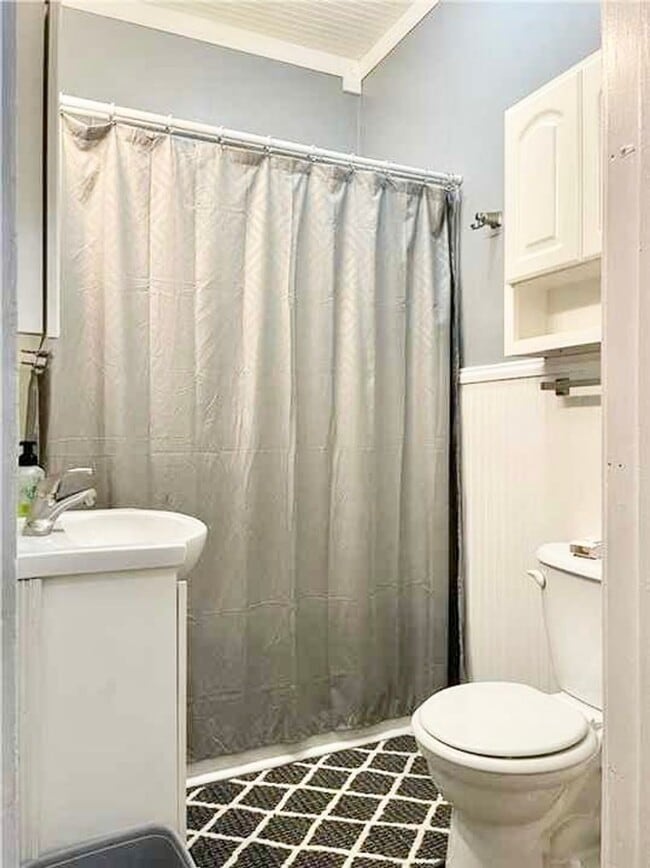 Building Photo - Charming 3-Bedroom Home with Garage & Fenced Yard!