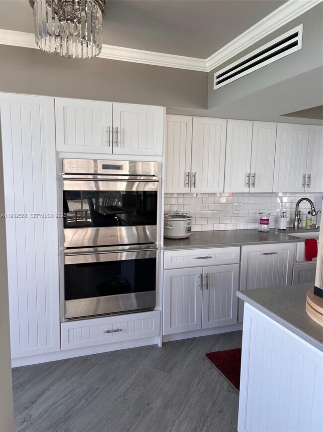 Building Photo - 16711 Collins Ave