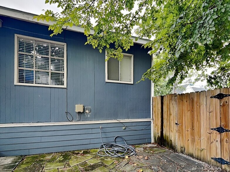 Building Photo - 2015 McMillan Ave