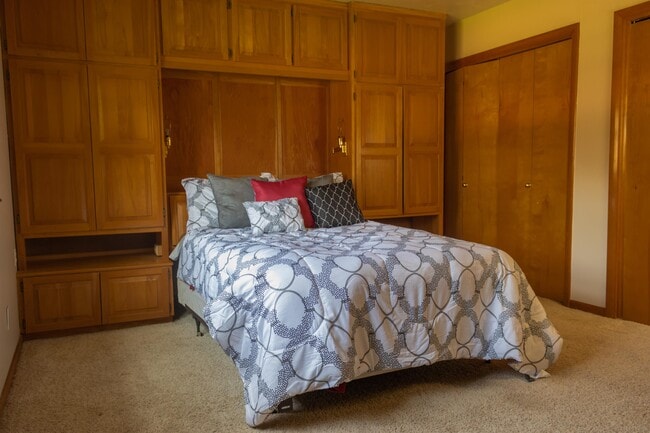 Building Photo - 1001 W Will Rogers Dr