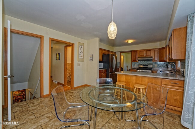 Building Photo - 5 Shamrock Cir