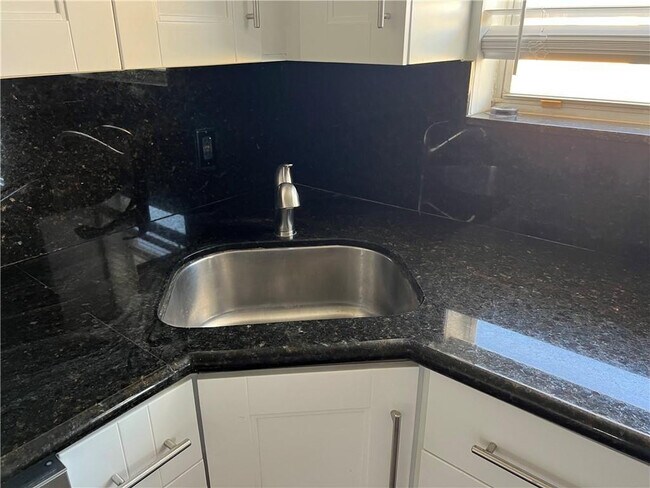 Building Photo - 1975 NE 135th St