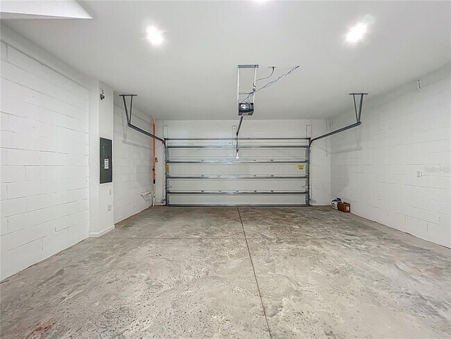Building Photo - 9824 Walkway Dr