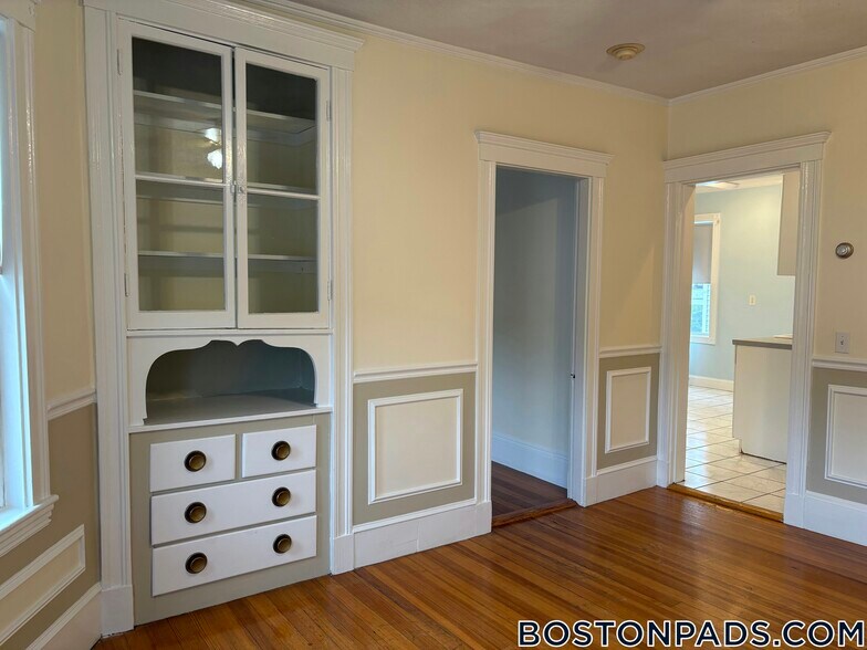 Building Photo - 18 Bigelow St