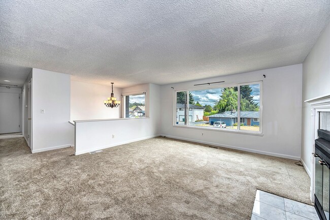 Building Photo - Lynnwood Split Level