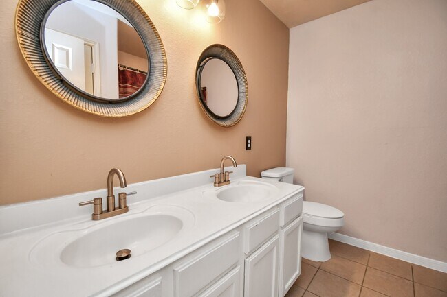 Building Photo - 1118 Desert Palms Ln