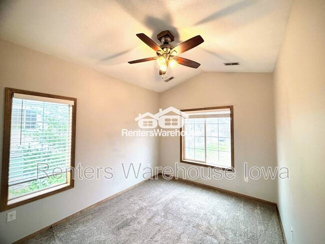 Building Photo - 2000 Meadow Ct