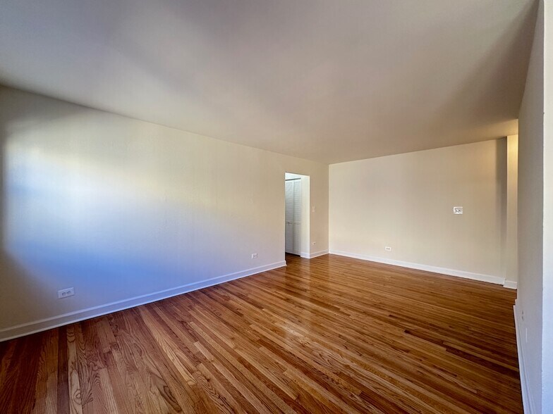 Building Photo - 6830 N Sheridan Rd